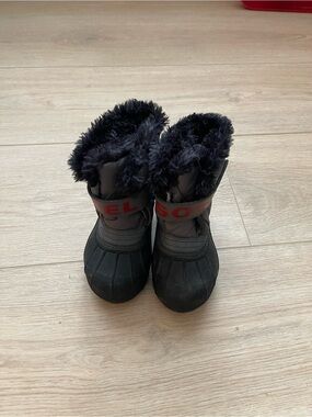 Black and gray snow boots